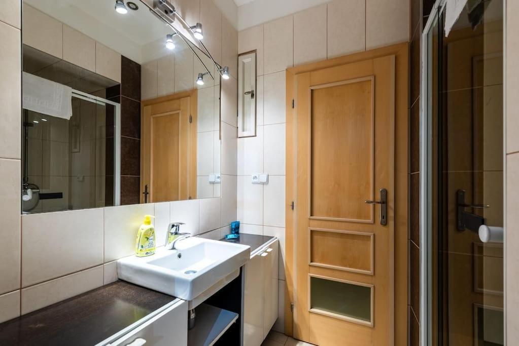Lighthouse Apartment Прага Екстериор снимка